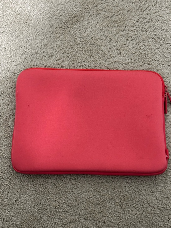 InCase Neoprene Sleeve for 13” MacBook Pro in Coral Pink GUC - Picture 2 of 7
